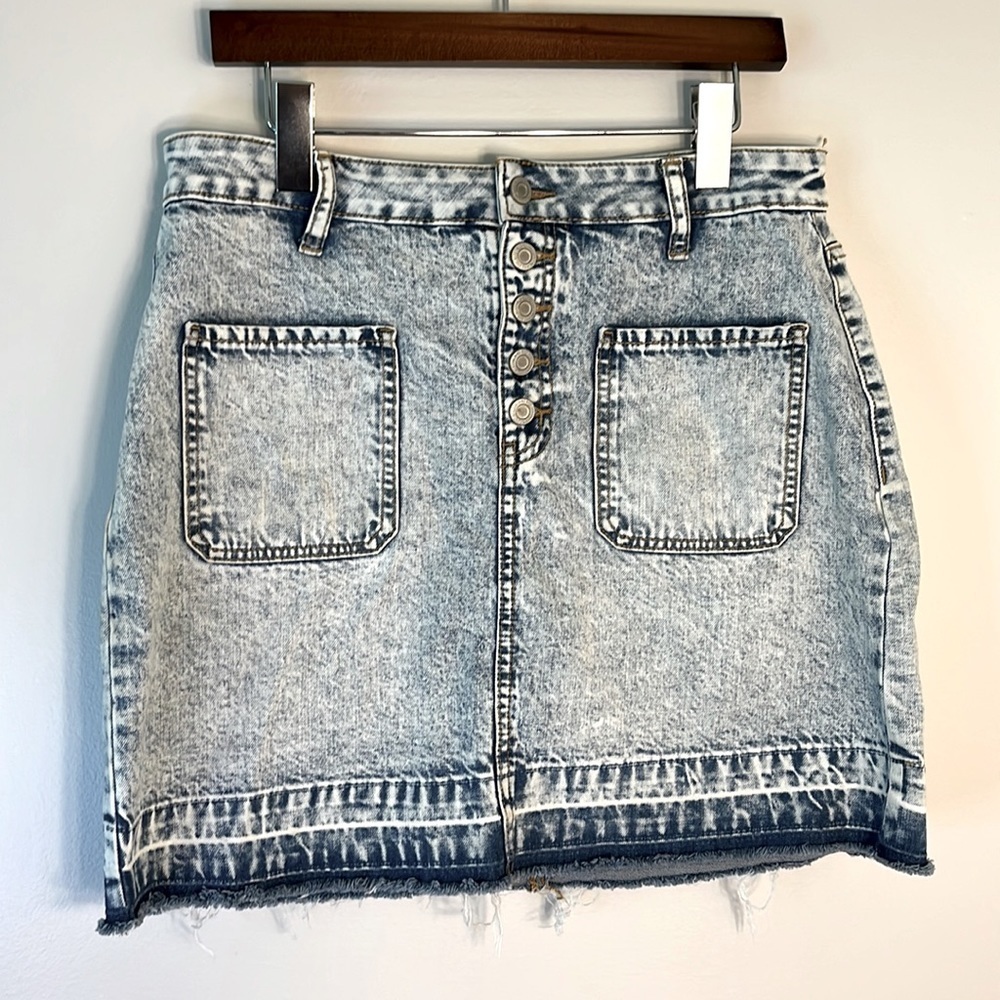 SO MILDLY DISTRESSED DENIM MINI SKIRT • SIZE 13